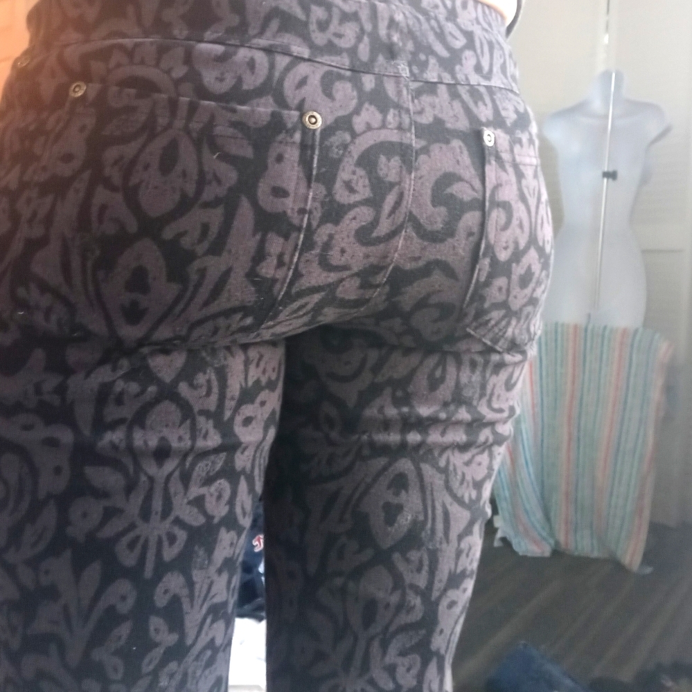 Cool patterned jeggings!